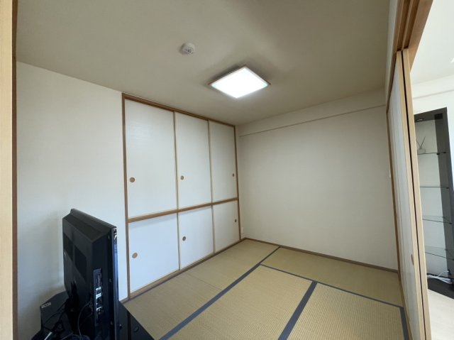サーパス本町の和室|奥行きのある大きな押入が設置されており、布団や季節物の家具もたっぷり収納できます。