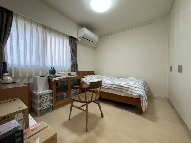 サーパス本町の洋室|採光窓から穏やかな光が差し込む洋室で、勉強部屋やワークスペースとしても活用できます。