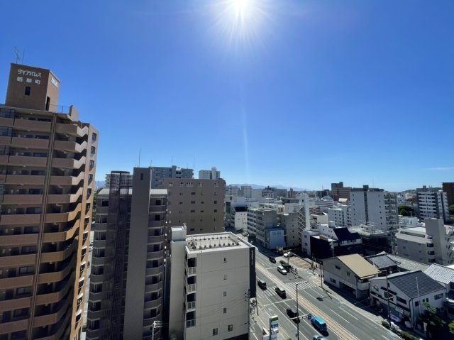 サーパス本町の展望|10階部分ならではの抜けるような景色が広がり、遠くの街並みや青空をゆったり見渡せます。