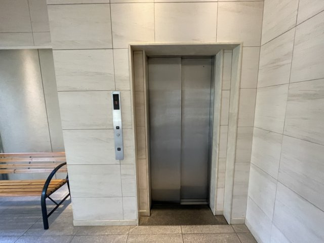 サーパス本町のその他共用部分|明るく衛生的に保たれた共用エレベーターで、10階の室内へもストレスなく移動できます。