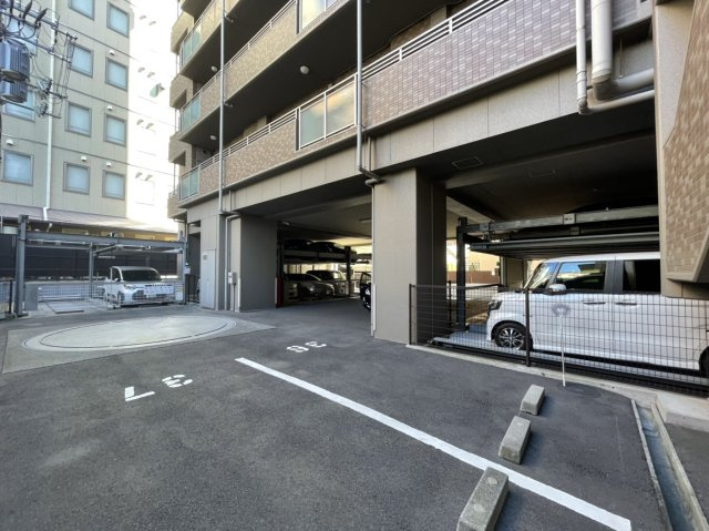 サーパス本町の駐車場|出し入れのしやすい広さが確保された駐車場で、お車を使った通勤や家族とのお出かけに便利です。