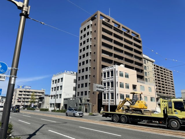 サーパス本町の外観|ブラウン調の上品な外観デザインが特徴的な、地上12階建ての鉄筋コンクリート造マンションです。