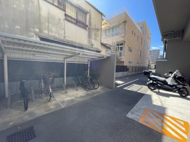 サーパス本町のその他共用部分|屋根付きの駐輪スペースとなっており、大切な自転車を雨風からしっかり守ることが可能です。