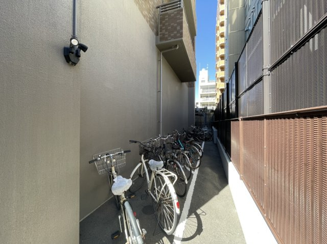 サーパス本町のその他共用部分|防犯面や管理体制に配慮された駐輪エリアで、日常的に使う自転車を安全に置くことができます。