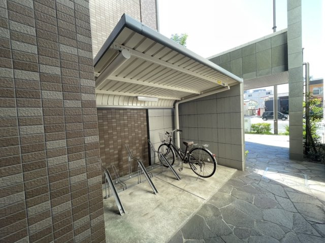 サーパス本町のその他共用部分|雨除けの屋根が設置された駐輪場で、自転車を雨から防ぎながら大切に保管することが可能です。