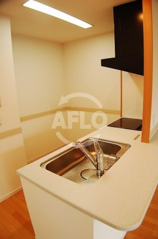ロイヤルパークスなんば　塩草立葉小学校区のキッチン|ロイヤルパークスなんば　3口ＩＨシステムカウンターキッチン（グリル付き）