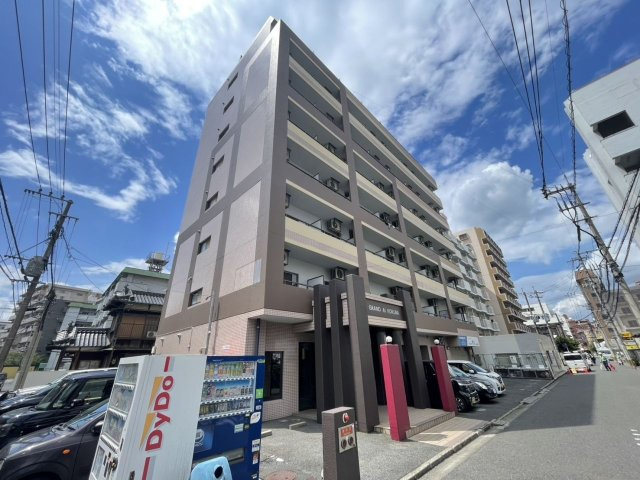 グランドアイ小倉の外観