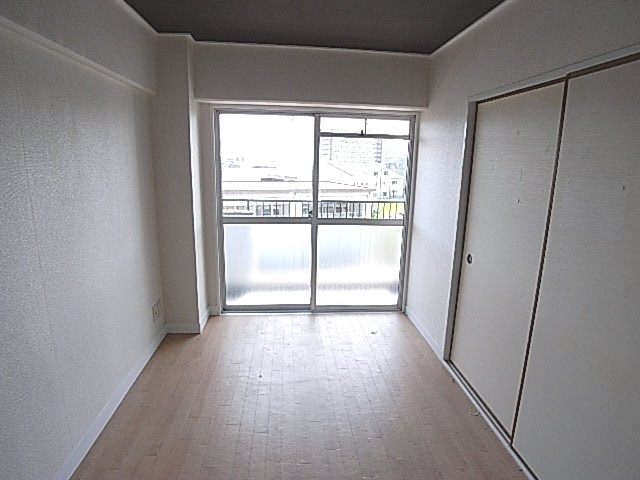 寝屋川スカイハイツの洋室