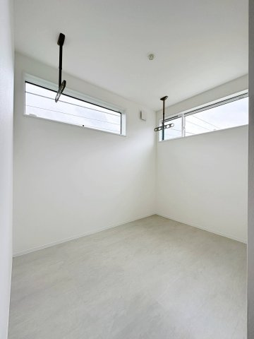 安芸区中野2丁目 No.3の洋室|3.7帖のサンルーム☆
天候を気にせず洗濯物を干すことができます♪