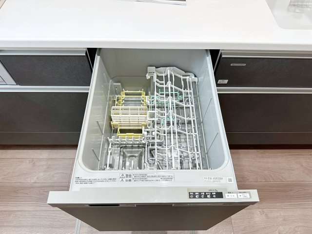 安芸区中野2丁目 No.3のキッチン|4人から5人分の食器洗浄乾燥機☆
水道代の節約にもなり、家事の時短もできる優れ物です♪
スライド式で上から全体が見えるため食器の出し入れもスムーズです♪