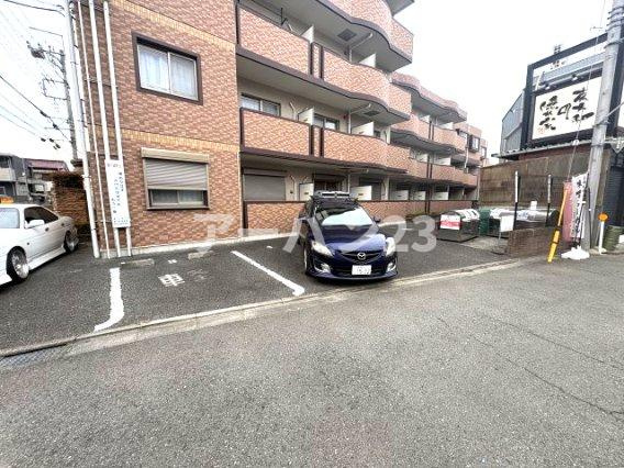 ピナイサーラ東大和の駐車場