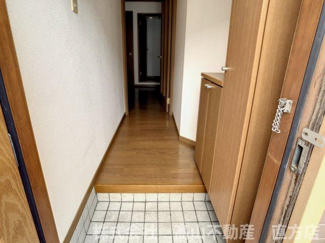 直方市大字山部のアパートの玄関