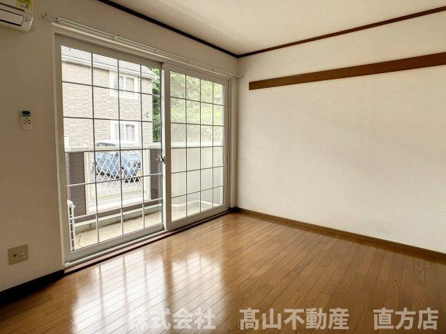 直方市大字山部のアパートの洋室