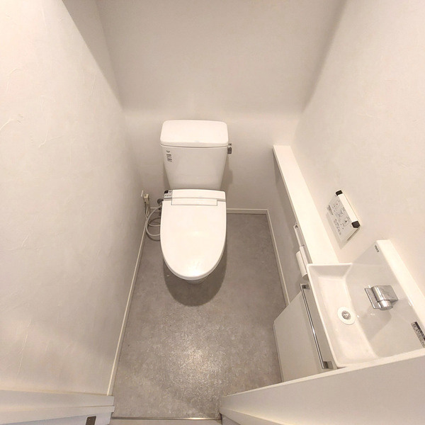 クレール三軒茶屋のトイレ|落ち着いた色調のトイレです