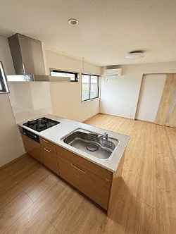 FLOW津福駅前のキッチン|カウンターキッチンなので、お部屋の様子を見渡せます！