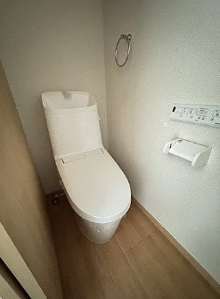FLOW津福駅前のトイレ|快適な温水洗浄便座トイレです