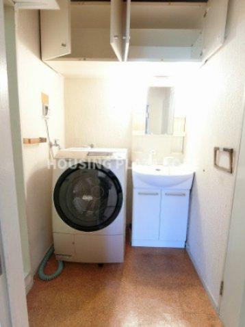 潮見台マンションの洗面所|脱衣所は洗濯機付きで家電購入の費用を省くことがｇできます。