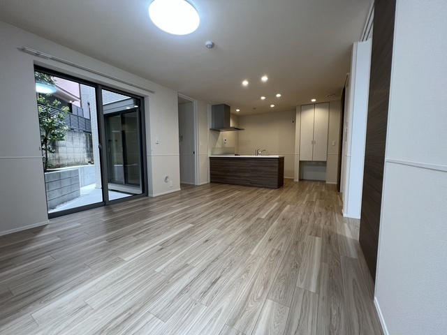 アイコニックエビスマルラニの居間・リビング|★明るいフローリングの角部屋です★