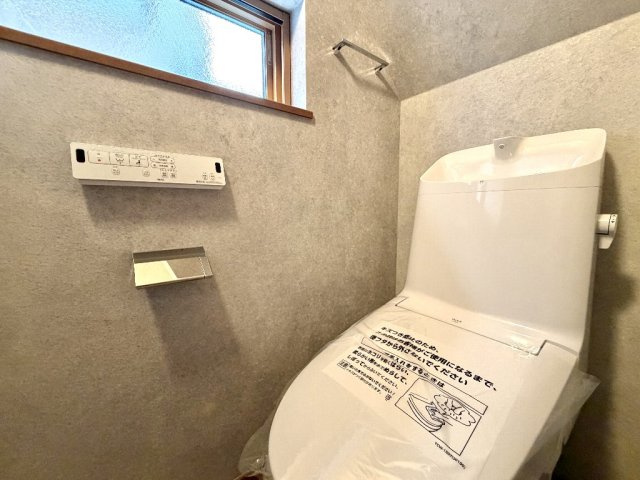 小平市大沼町２丁目　新築一戸建　西武新宿線　小平のトイレ|1階トイレでございます。
各階にリモコン式をシュレットを設置済みです。