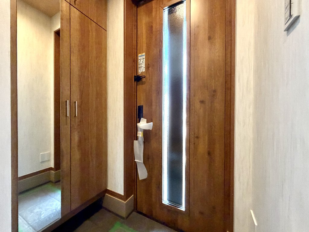 小平市大沼町２丁目　新築一戸建　西武新宿線　小平の玄関|姿見鏡付きのシューズボックスが設置された玄関でございます。