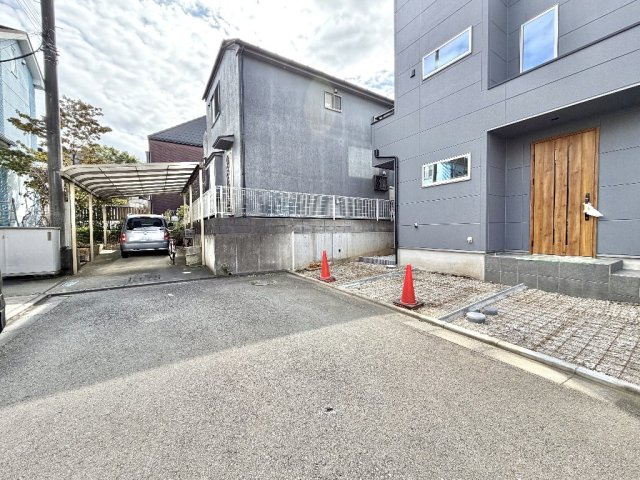 小平市大沼町２丁目　新築一戸建　西武新宿線　小平の前面道路含む現地写真|道路幅員約5ｍの前面道路に面しております。
交通量の少ない閑静な住環境です。