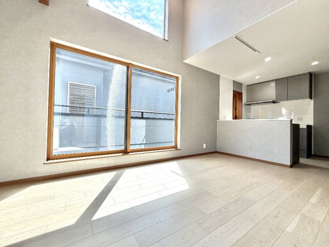 小平市大沼町２丁目　新築一戸建　西武新宿線　小平の居間・リビング|勾配天井からの採光、開放感が特徴的なリビングでございます。