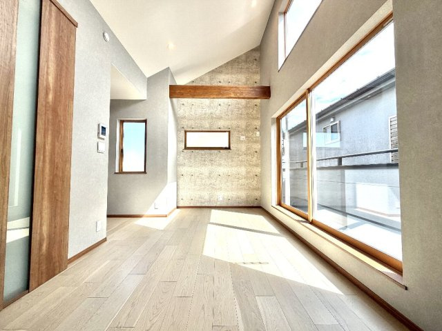 小平市大沼町２丁目　新築一戸建　西武新宿線　小平の居間・リビング|リビングをキッチン側より撮影。
東南側よりしっかりと日当たりを確保できております。