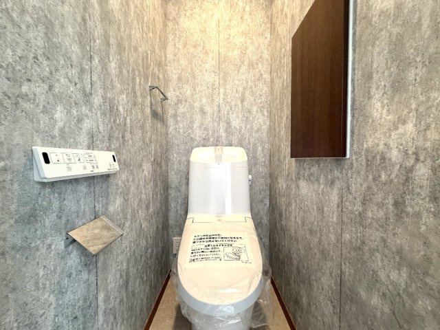小平市大沼町２丁目　新築一戸建　西武新宿線　小平のトイレ|2階トイレは上質なデザインが特徴です。