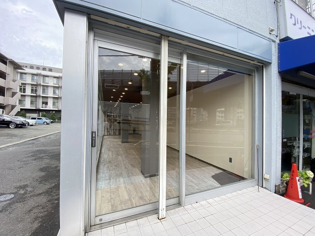 茨木市東奈良３丁目の店舗一部のエントランス