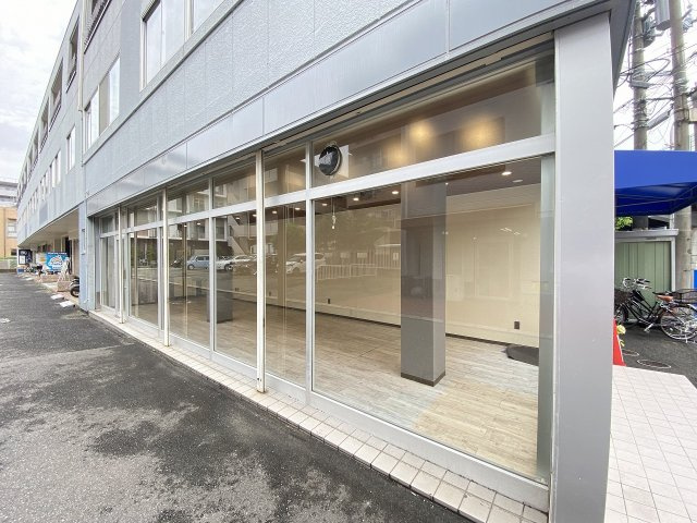 茨木市東奈良３丁目の店舗一部のエントランス