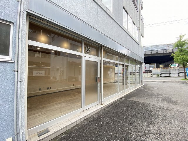 茨木市東奈良３丁目の店舗一部のエントランス