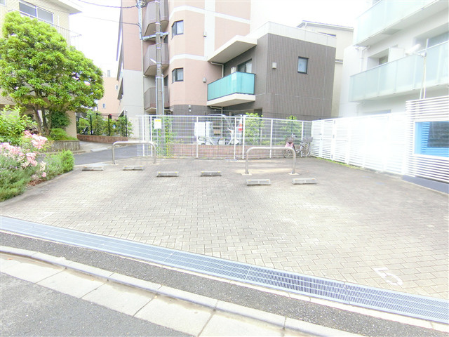 コンフォリア大森トロワの駐車場|敷地内駐車場7台　空き状況等詳細はお問合せください。