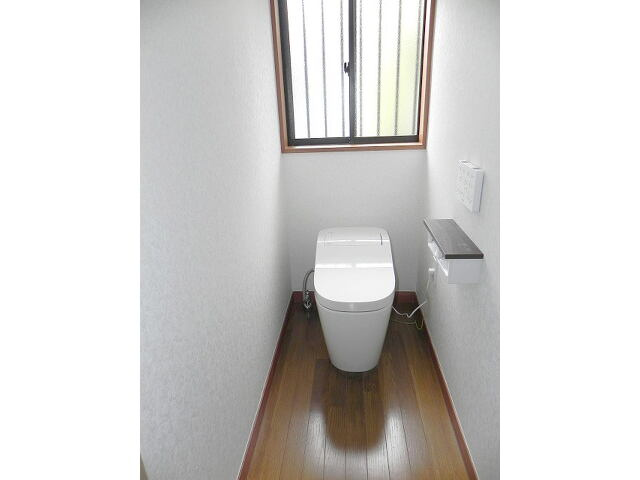 海・大室山を望む　大室高原リフォーム済み3LDKのトイレ|綺麗なタンクレストイレ