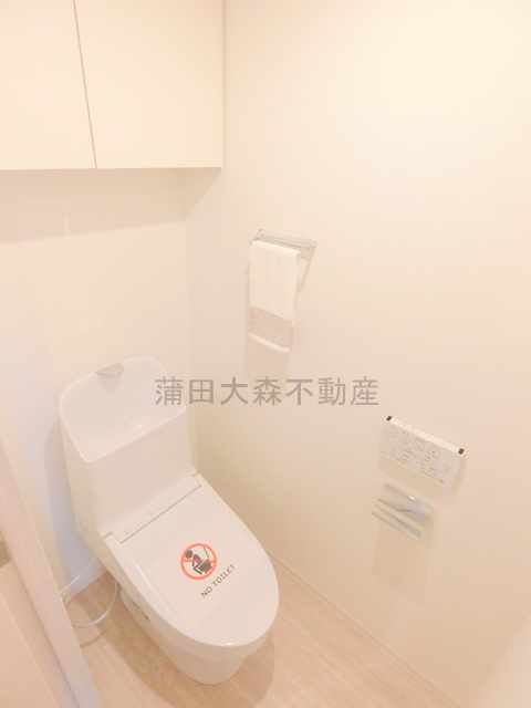 ザ・パークハビオ大森町のトイレ|棚と温水洗浄便座付きのトイレ
