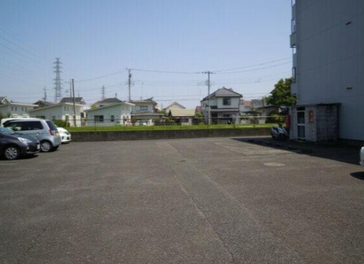 ビューラー田野倉の駐車場