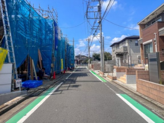 東久留米市南沢ひばりヶ丘の前面道路含む現地写真|整備された道路が続く、落ち着いた住宅街