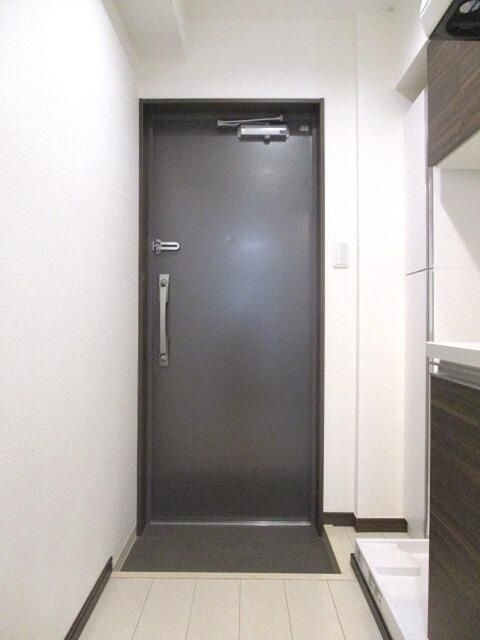 レガーロ関内の玄関