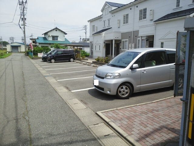 クレールの駐車場