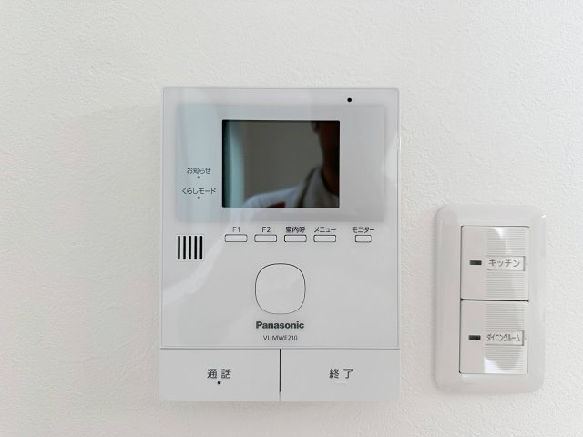 東区矢賀4丁目の防犯設備|ドアホン☆
来客があったとき、室内からカメラやマイクを使って相手や用件を確認できます。相手を事前に確認することができ、訪問販売対策や防犯面でも役に立つアイテムです♪
