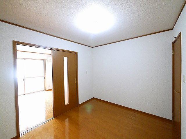 グレイス学園前の居間・リビング