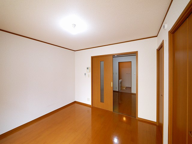 グレイス学園前の居間・リビング