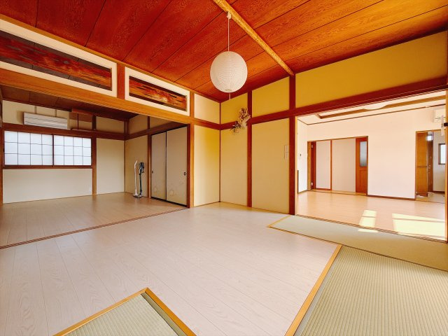 【中古戸建】安中市安中1丁目の和室|■1階和室｜「続き間の和室」は子育て世代にこそ適しています。お子様のお昼寝スペースや、洗濯物をたたむのに便利です。客間やリビングの延長としても使えます。