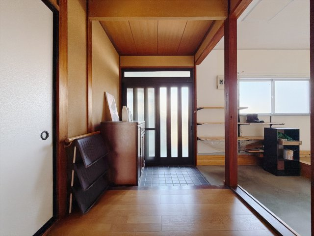【中古戸建】安中市安中1丁目の玄関|■玄関｜毎日の「いってらっしゃい」や「お帰りなさい」を大切なご家族と過ごす玄関は〈使いやすさ〉を追求しております。玄関横の物入は急な来客時でもさっとお片付けできるスペースを確保しています。