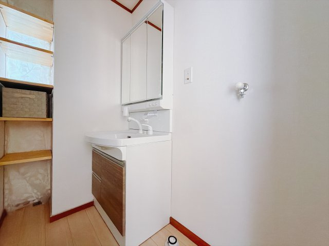【中古戸建】安中市安中1丁目の独立洗面台|■洗面室｜大きな鏡で朝の身支度もラクラク♪毎日の忙しい準備が楽しくなる洗面所です(^^♪