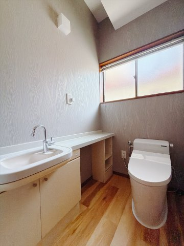 【中古戸建】安中市安中1丁目のトイレ|■トイレ｜白を基調としたトイレになってます♪窓付きなので常に綺麗を保てます♪