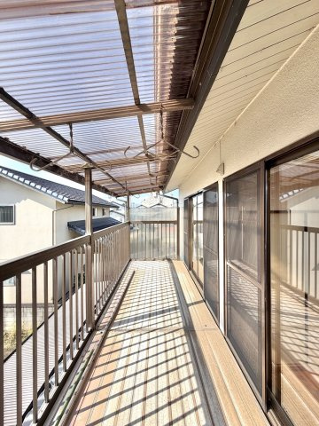 【中古戸建】安中市安中1丁目のバルコニー|■バルコニー｜あたたかな陽のひかりを浴びることのできるバルコニー。お洗濯物やお布団を干せば、家族みんなが気持ちよく暮らすことができます(*^^*)