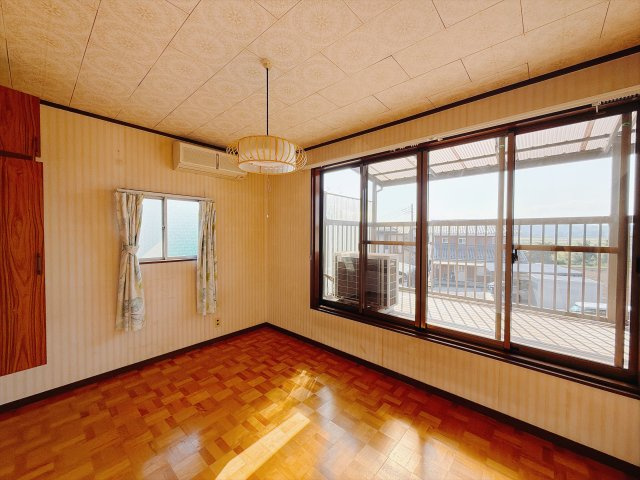 【中古戸建】安中市安中1丁目の洋室|■2階洋室｜ナチュラルカラーの床です。模様替えなどとても楽しく工夫できます♪陽当たり、風通しもとても良いので毎日快適な生活スタートです！子供部屋にも良いですね♪