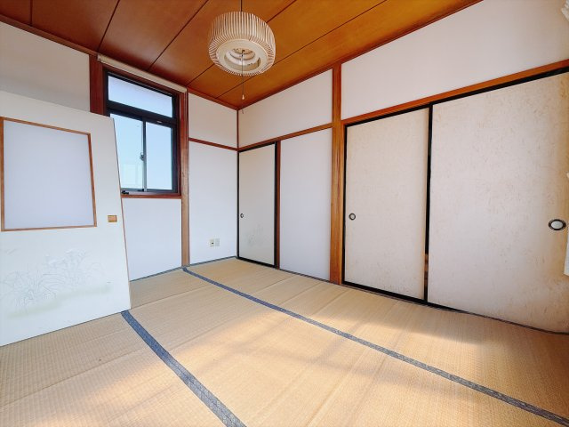 【中古戸建】安中市安中1丁目の和室|■2階和室｜意外と場所をとるアイロンがけや、お洗濯物を畳むときにも広々と使うことができ、ちょっと一休みしたいとき、すぐに横になれるのも魅力です♪