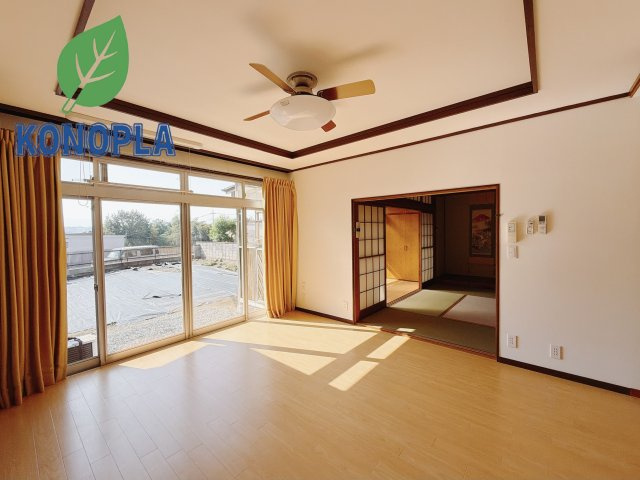 【中古戸建】安中市安中1丁目の居間・リビング|■リビング｜大きい窓からあたたかいたっぷりの光が入ります♪開放的な空間で毎日をもっと快適に(*＾＾*)