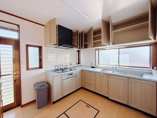 【中古戸建】安中市安中1丁目のキッチン|■キッチン｜ワークトップの幅が広く、お子様といっしょにお料理をつくったり、ちょっとしたパーティーも楽しめます。フラットなのでお掃除がしやすいのもポイントです♪